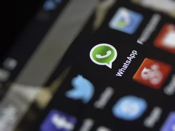 Iconos de Whatsapp y Twitter en un móvil Iconos de Whatsapp y Twitter en un móvil