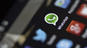 Iconos de Whatsapp y Twitter en un móvil