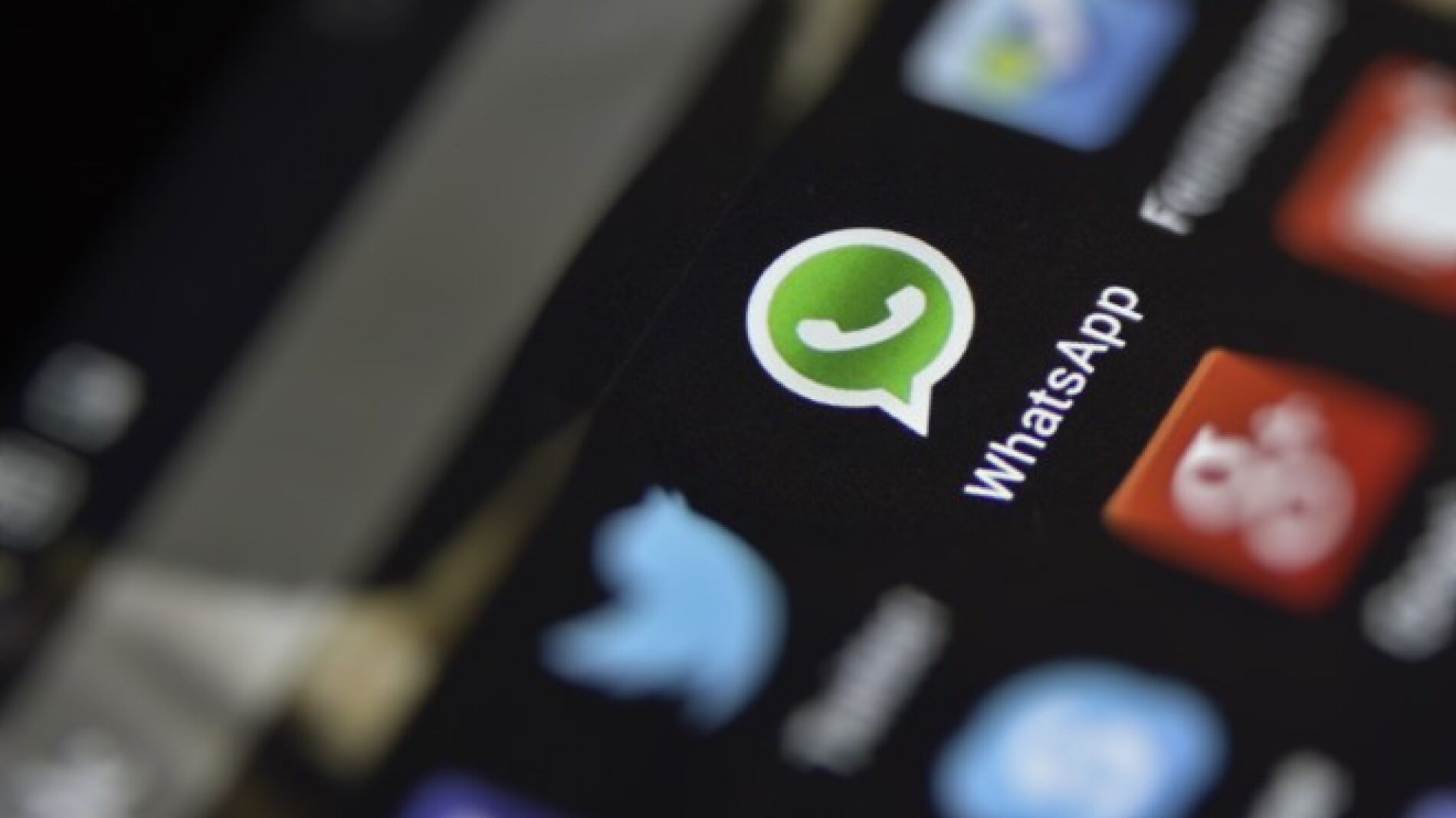 Iconos de Whatsapp y Twitter en un m&oacute;vil