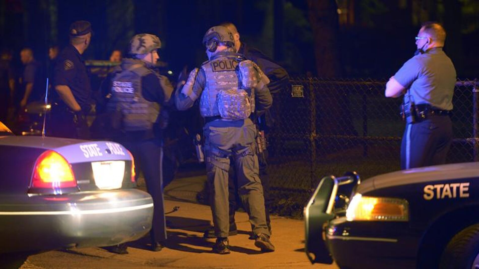 Agentes de polic&iacute;a vigilan Watertown