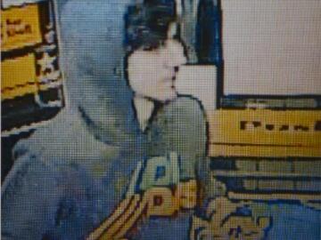Grabación de una cámara de seguridad de quien parece ser Dzhokhar Tsarnaev
