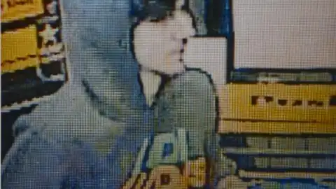 Grabación de una cámara de seguridad de quien parece ser Dzhokhar Tsarnaev Grabación de una cámara de seguridad de quien parece ser Dzhokhar Tsarnaev