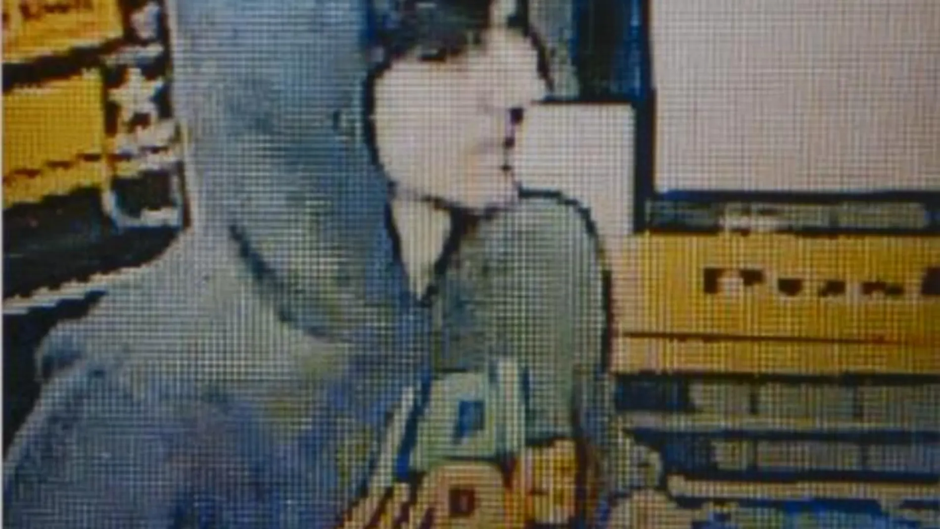 Grabación de una cámara de seguridad de quien parece ser Dzhokhar Tsarnaev Grabación de una cámara de seguridad de quien parece ser Dzhokhar Tsarnaev