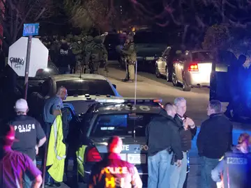 Policía en el momento de la captura del sospechoso Policía en el momento de la captura del sospechoso
