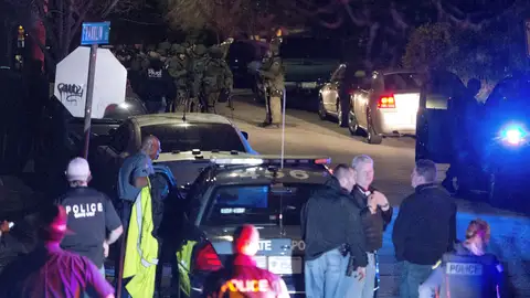 Policía en el momento de la captura del sospechoso Policía en el momento de la captura del sospechoso