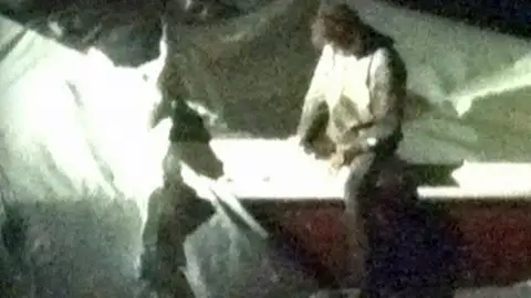 La Policía captura vivo al segundo sospechoso de Boston La Policía captura vivo al segundo sospechoso de Boston