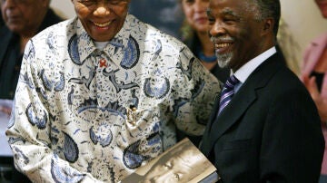 Nelson Mandela presenta su libro en 2006