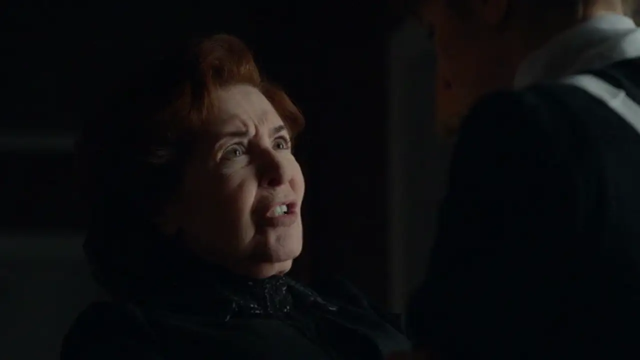 Ángela llama a Belén despreciable
