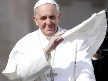 El papa Francisco saluda a sus fieles El papa Francisco saluda a sus fieles