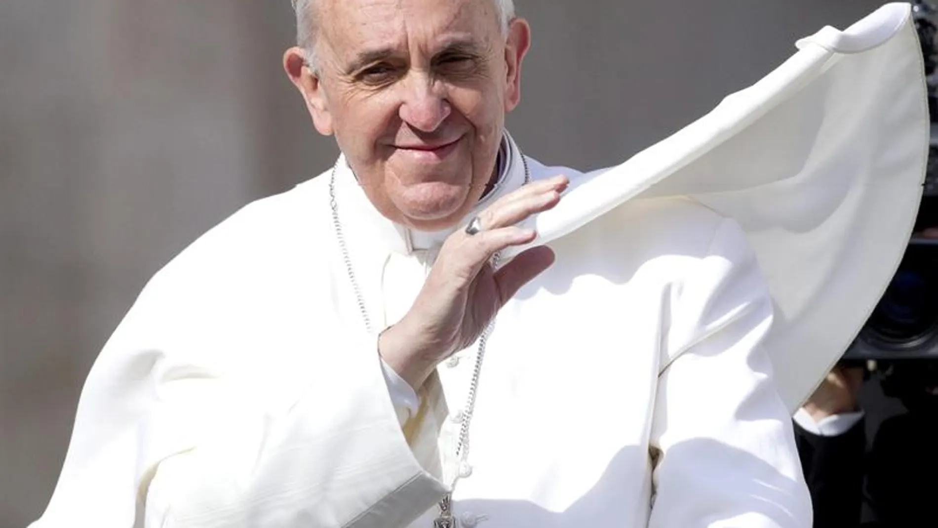 El papa Francisco saluda a sus fieles El papa Francisco saluda a sus fieles