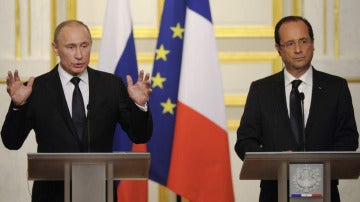 Vladímir Putin y François Hollande en una rueda de prensa conjunta