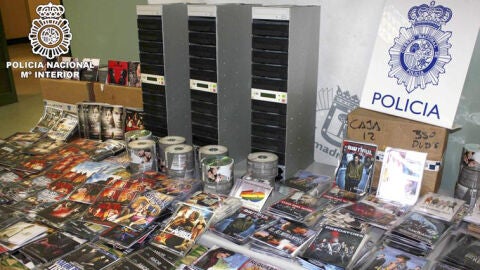 Imagen de una operaci&oacute;n contra la pirater&iacute;a audiovisual y musical en Madrid