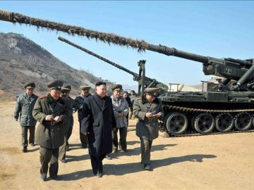 El líder norcoreano Kim Jong-un inspecciona un cañón de largo alcance en Pyongyang (Corea del Norte).