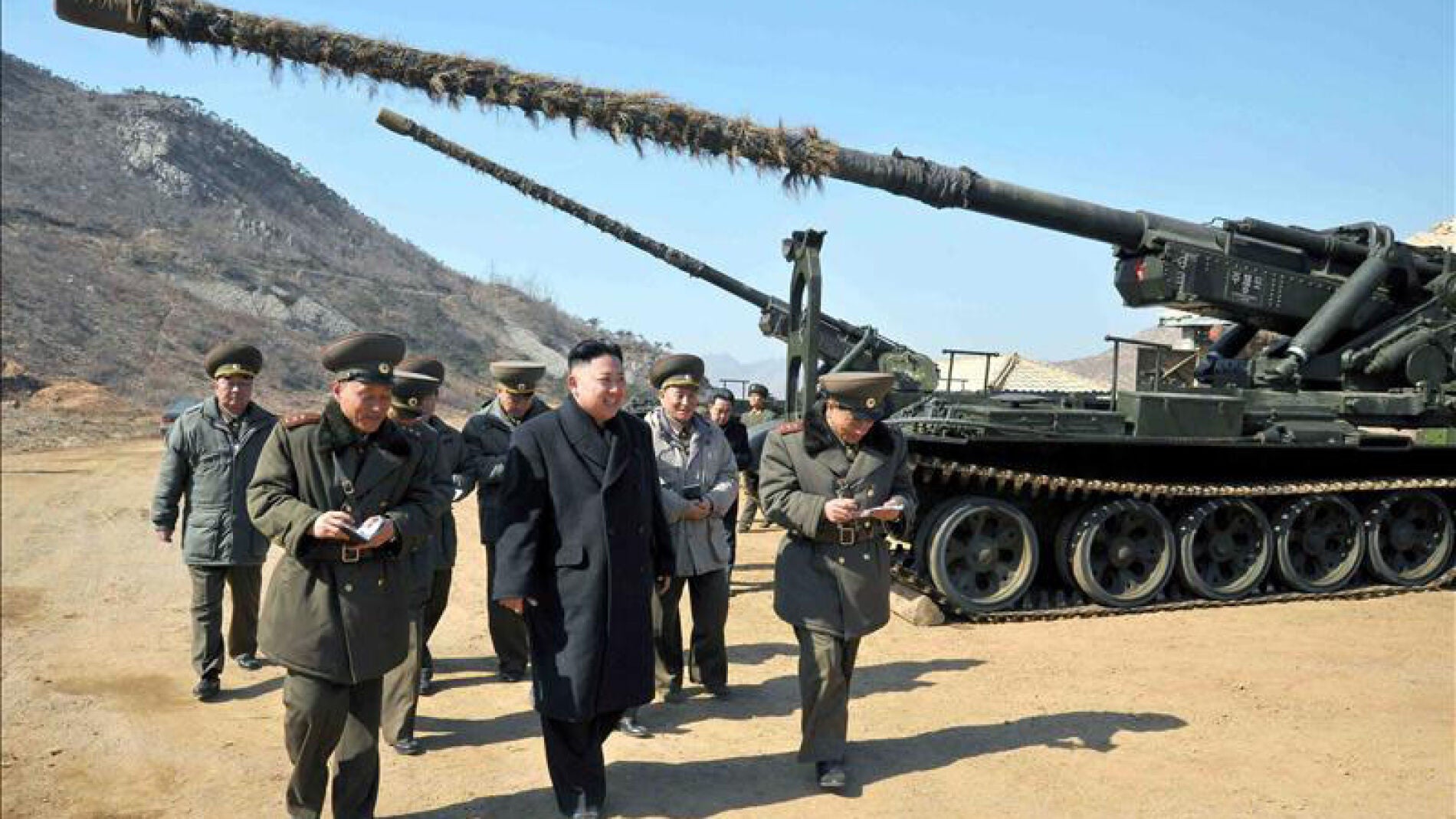 El l&iacute;der norcoreano Kim Jong-un inspecciona un ca&ntilde;&oacute;n de largo alcance en Pyongyang (Corea del Norte).