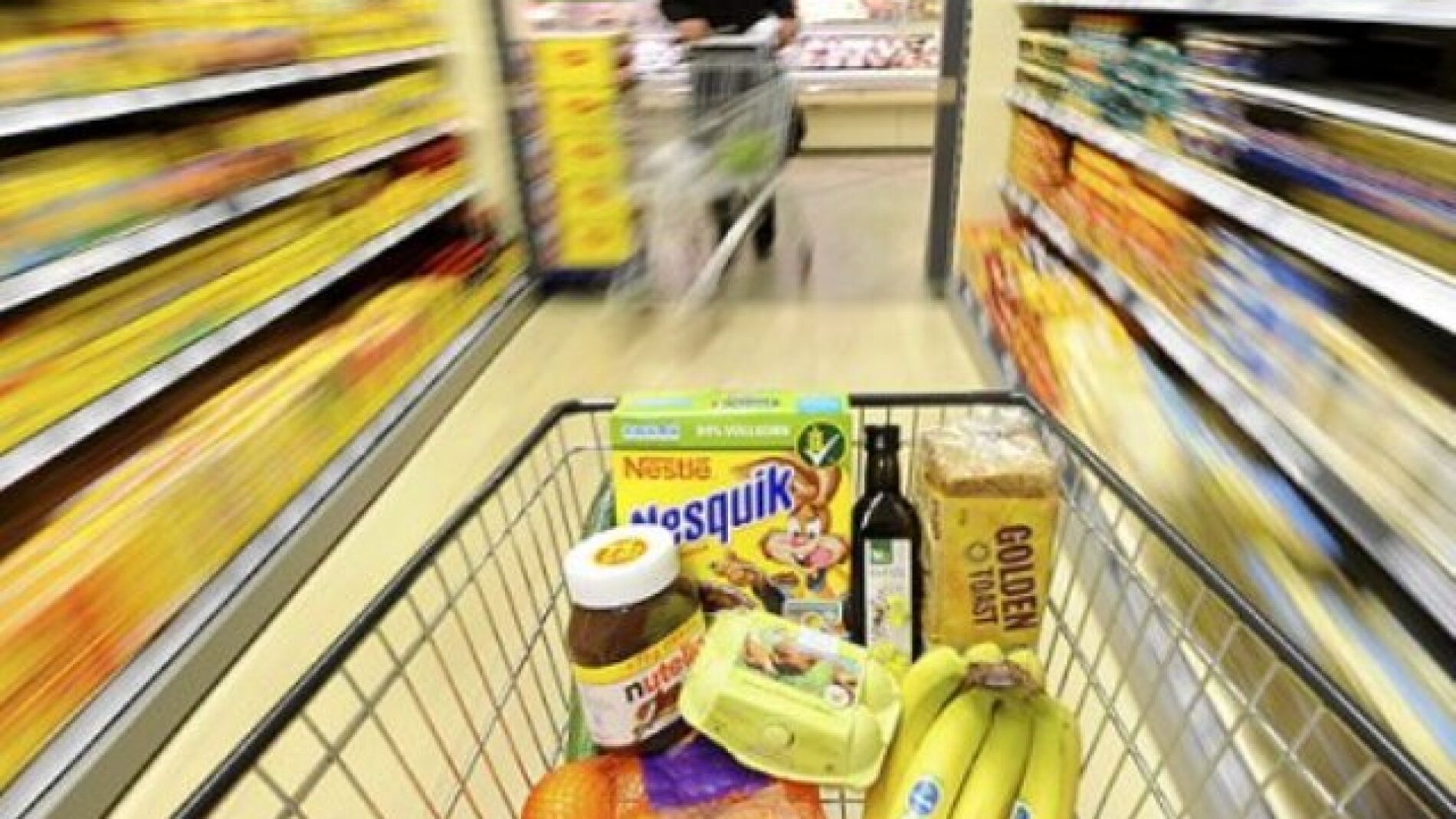 Un carrito de la compra en un pasillo de un supermercado