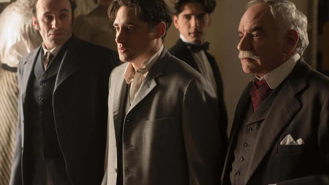 Ayala trata de demostrar la inocencia de Andrés, en 'Gran Hotel'