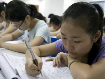 Adolescentes chinos estudiando