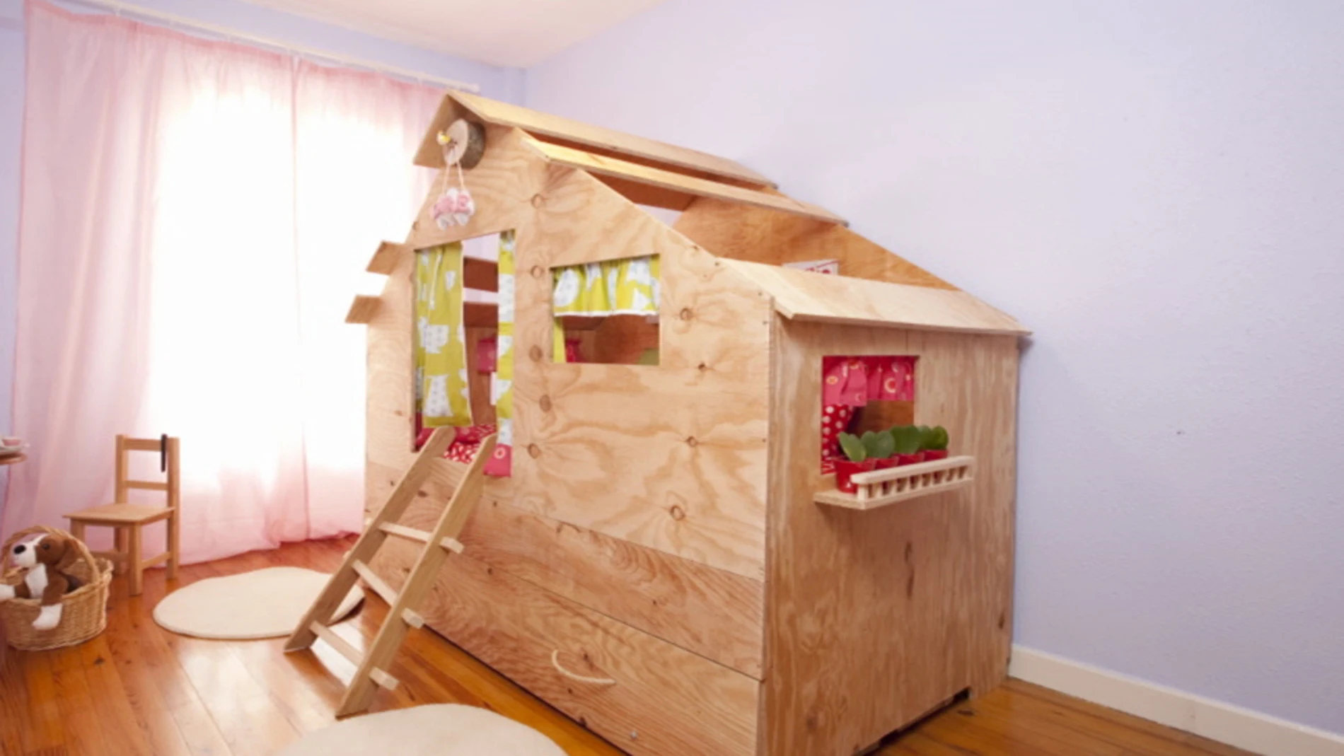 Una casita de madera en la habitación