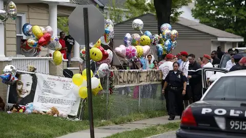 Vecinos de Cleveland, ante la casa de una de las secuestradas Vecinos de Cleveland, ante la casa de una de las secuestradas