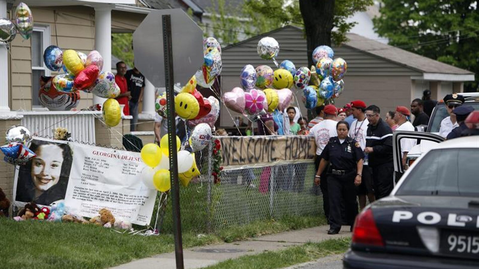 Vecinos de Cleveland, ante la casa de una de las secuestradas