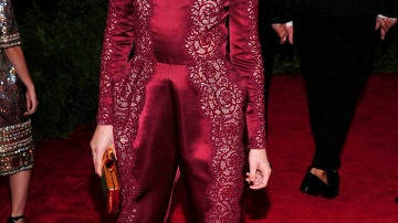 Kristen Stewart, con mono satinado de Stella Mccartney