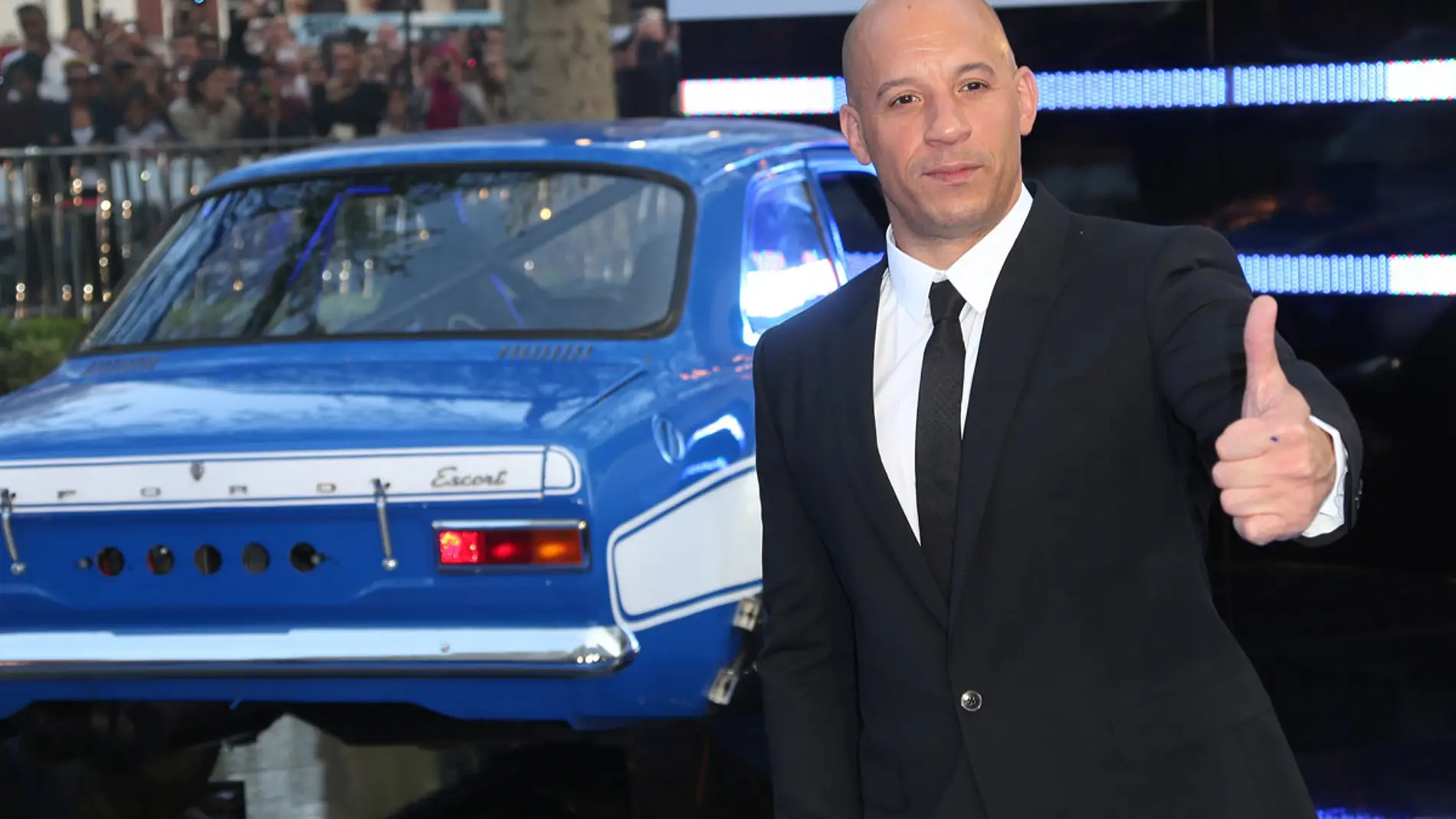 Dominic Toretto junto a uno de 'sus coches'