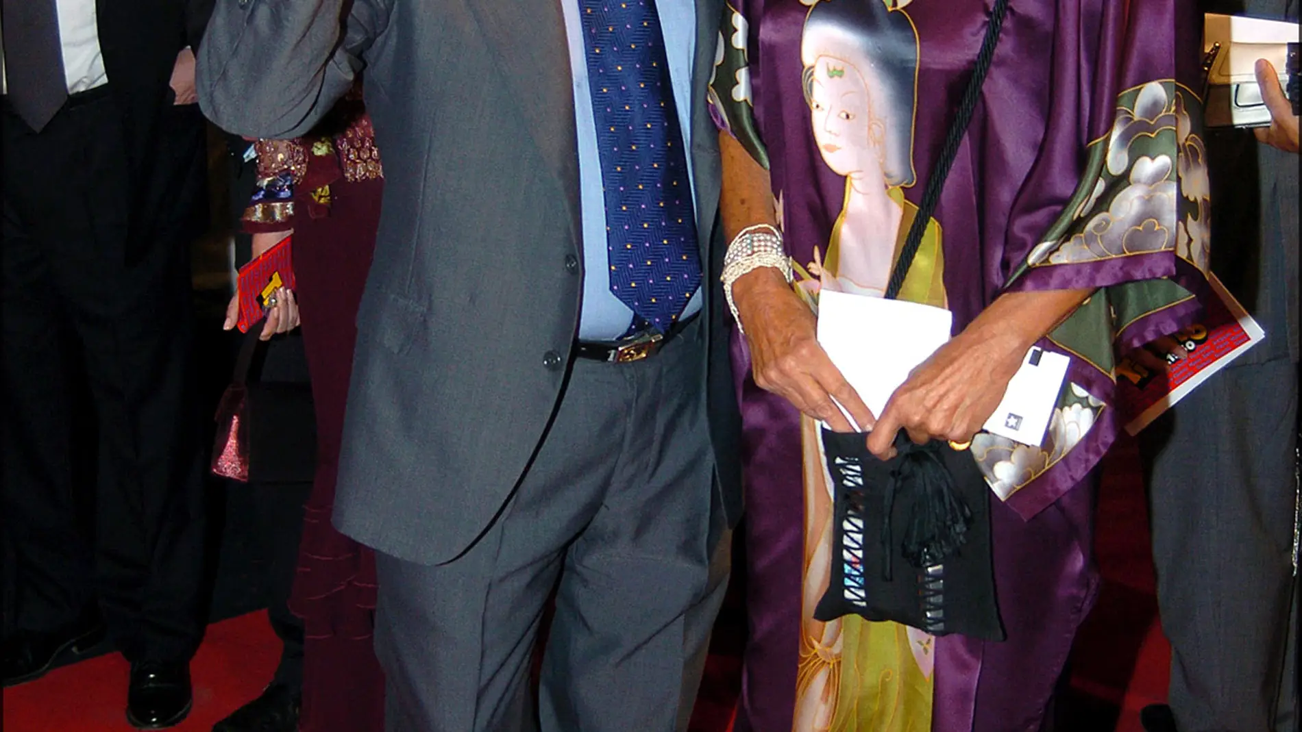 Alfredo Landa y su mujer posando durante la premiere de la película 'Tío Vivo'
