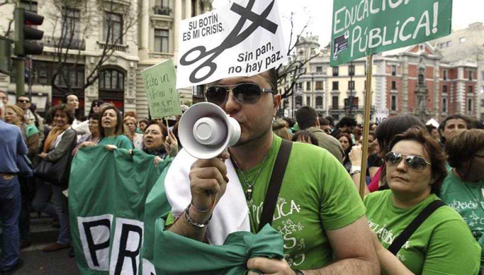 Un manifestante clama contra la LOMCE