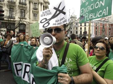 Un manifestante clama contra la LOMCE