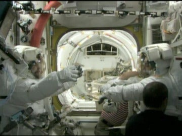 Astronautas intentan reparar una fuga