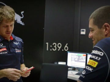 Vettel, con su ingeniero de pista