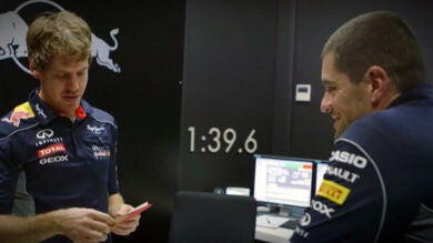 Vettel y su ingeniero de pista intercambian posiciones