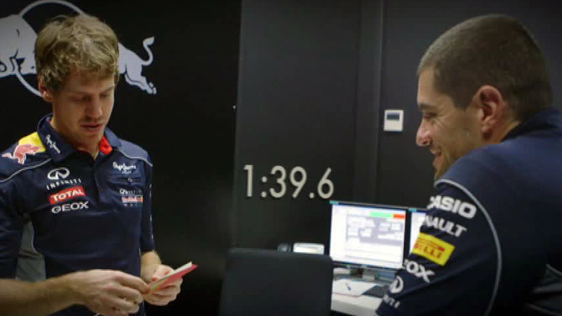 Vettel, con su ingeniero de pista