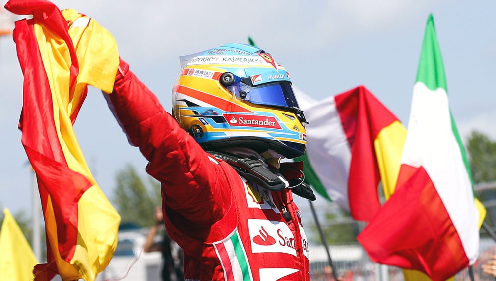 Alonso celebra su victoria en Montmeló