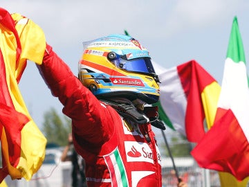 Alonso celebra su victoria en Montmeló