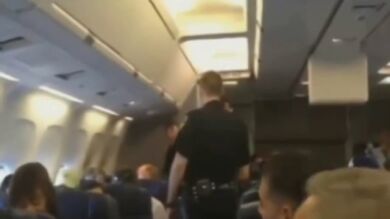 Aterrizaje de emergencia para expulsar a una mujer por cantar a Whitney Houston