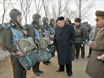 Kim Jong Un con un grupo de militares