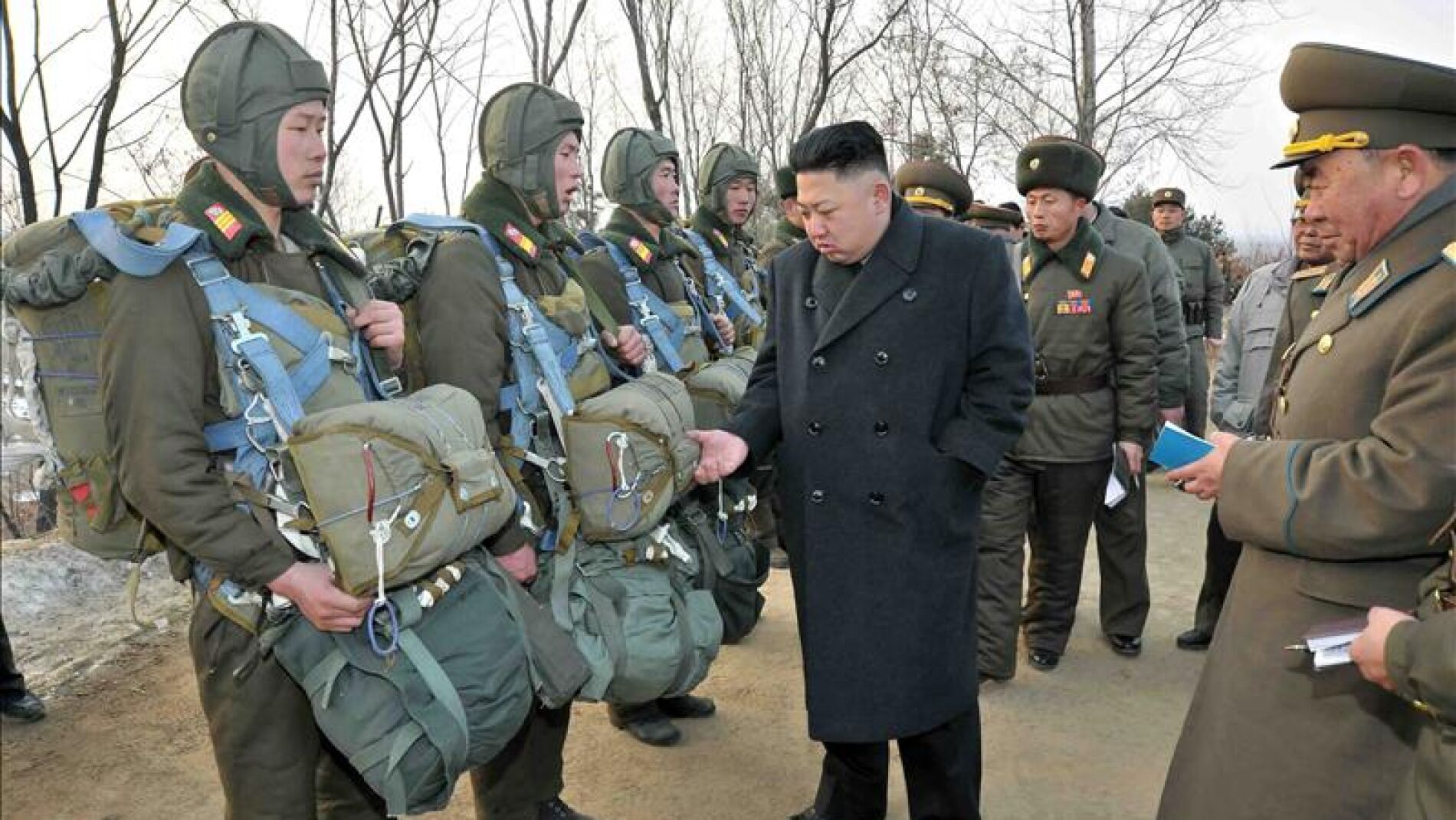 Kim Jong Un con un grupo de militares
