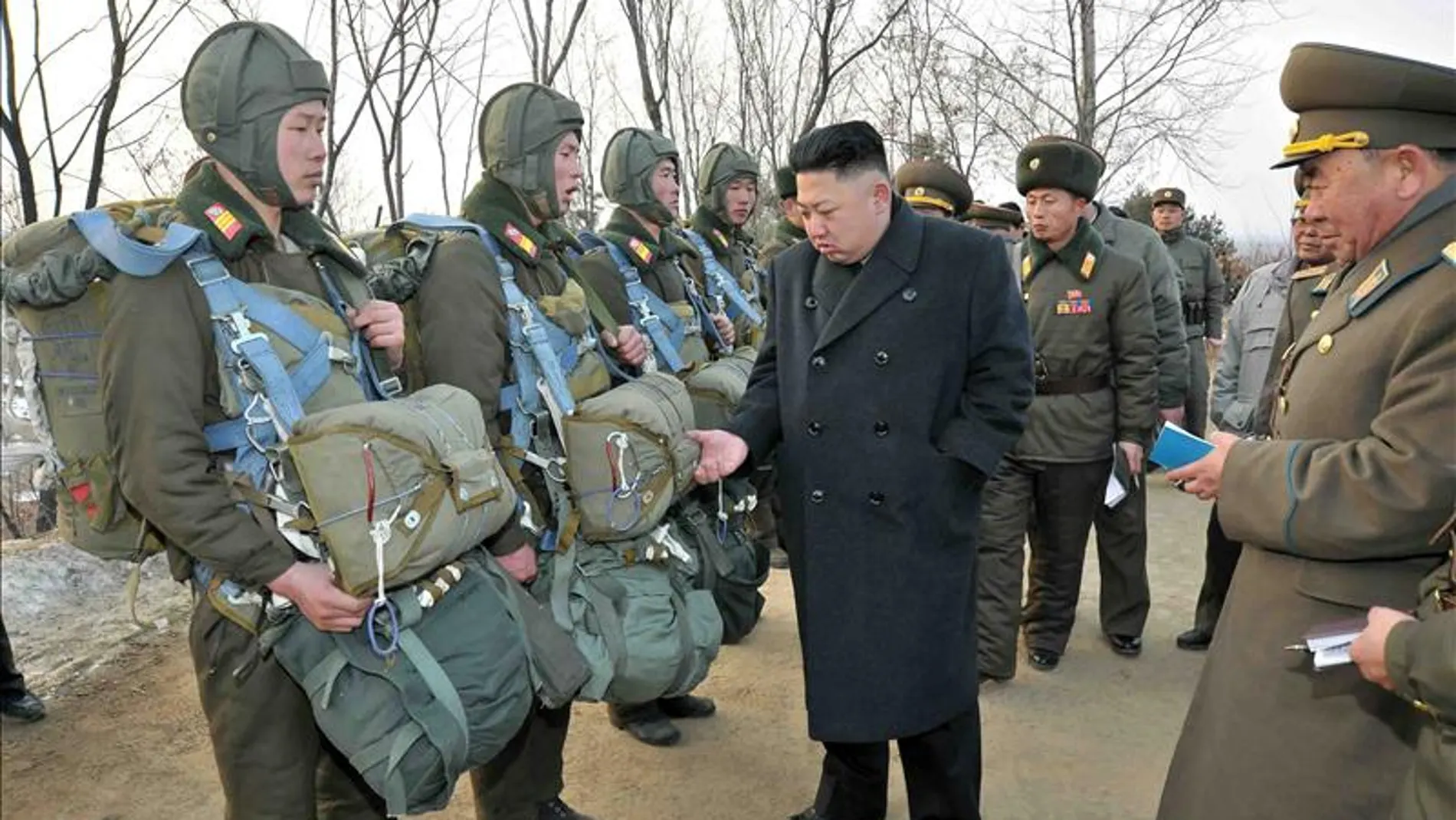 Kim Jong Un con un grupo de militares Kim Jong Un con un grupo de militares
