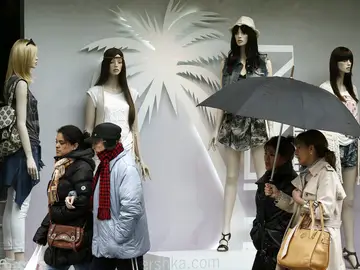 Varias mujeres se protegen de la lluvia y del frío registrado en Pamplona Varias mujeres se protegen de la lluvia y del frío registrado en Pamplona