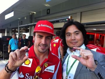 Hideo Baba junto a Fernando Alonso... y Tomita