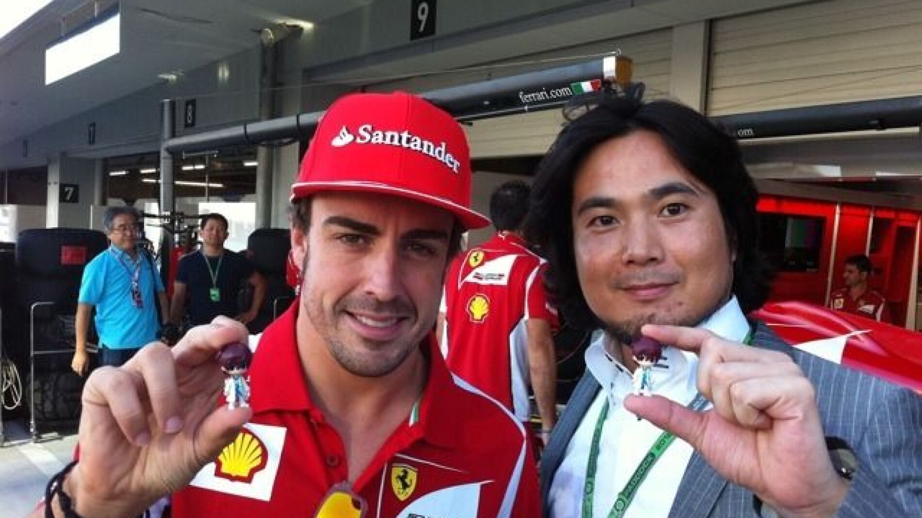 Hideo Baba junto a Fernando Alonso... y Tomita