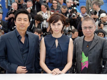 El director Takashi Miike junto a los protagonistas 
