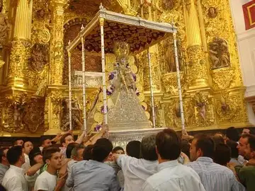La Virgen del Rocío sale en procesión después de un tranquilo salto de la reja en Almonte La Virgen del Rocío sale en procesión después de un tranquilo salto de la reja en Almonte