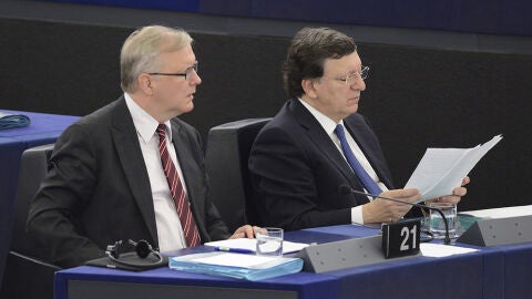 El vicepresidente de la Comisi&oacute;n Europea, Olli Rehn, y el Presidente de la CE, Jose Manuel Durao Barroso
