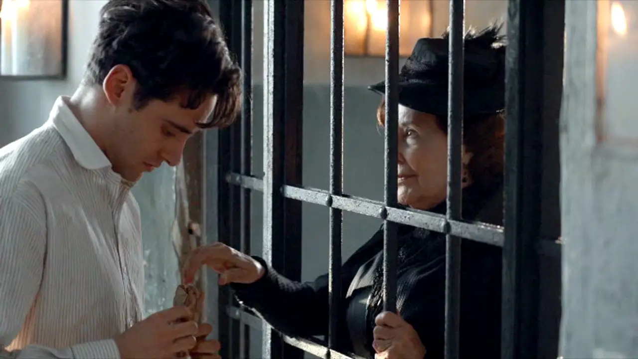 Ángela, dispuesta a todo para salvar la vida de su hijo, en 'Gran Hotel'