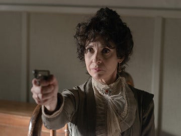 Doña Teresa apunta con una pistola