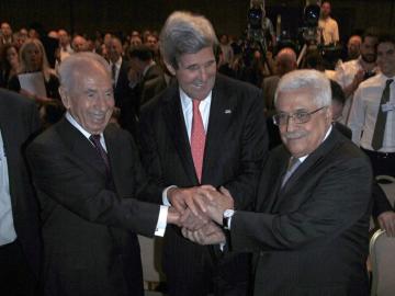John Kerry entre los presidentes israelí y palestino, Simon Peres y Mahmoud Abbas