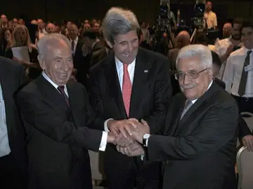 John Kerry entre los presidentes israelí y palestino, Simon Peres y Mahmoud Abbas John Kerry entre los presidentes israelí y palestino, Simon Peres y Mahmoud Abbas