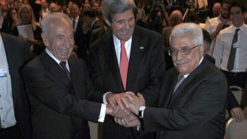 John Kerry entre los presidentes israelí y palestino, Simon Peres y Mahmoud Abbas